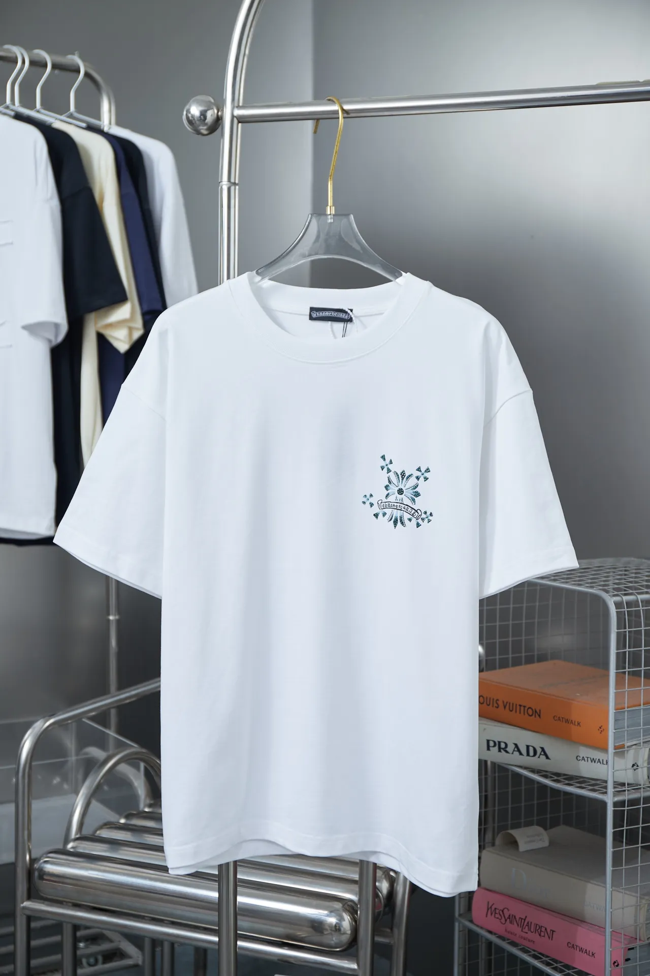 🅿️190 Ch*ome Hearte 25SS early spring new style Crow heart graffiti printed hot diamond short sleeves Light luxury essential item for daily commuting for men and women Correct version Welcome to compare Detailed features · 320g 100% pure cotton double yarn jersey fabric · Custom dyed in the same cylinder, special thickened 32 pieces double-strand 1X1 thread · Digital direct printing ➕Imported Australian pearlescent diamonds · Double needle stitching and cross-stitch technology · Original main mark, washed tag, brand moisture-proof paper packaging Color: black/white Size: S/M/L/XL